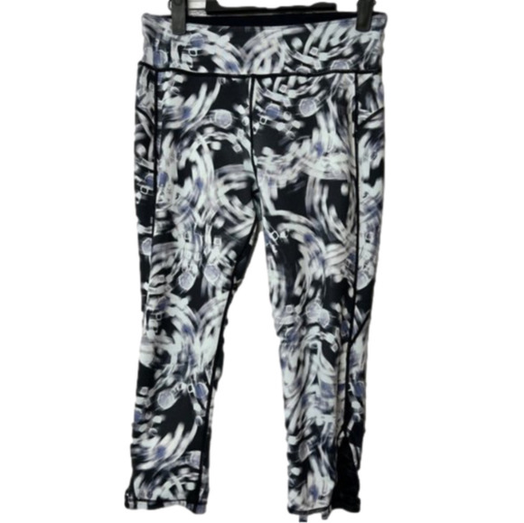 Sweaty Betty Pants - 𝅺SWEATY Betty Reversible  CROP Mid-Rise lace detail at ankles MEDIUM